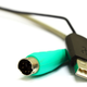 Un puerto USB junto a un adaptador PS2. Foto: Ying Geng / Shutterstock